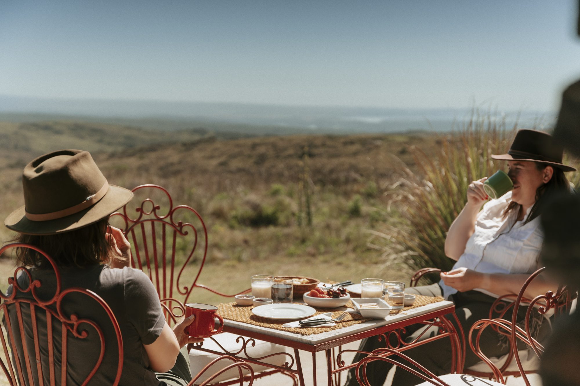 Desayuno en la terraza con vista a las sierras