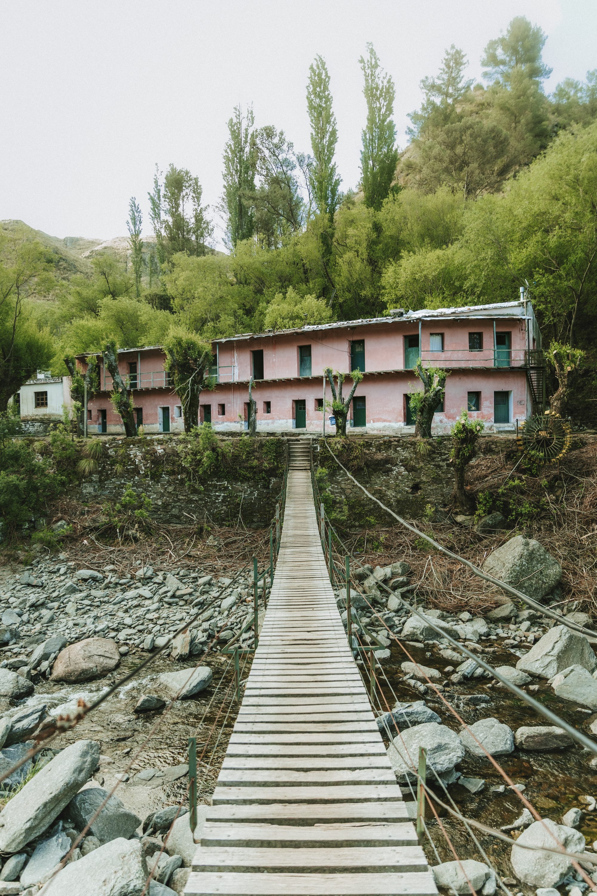 Pasarela colgante hacia el pueblo minero abandonado