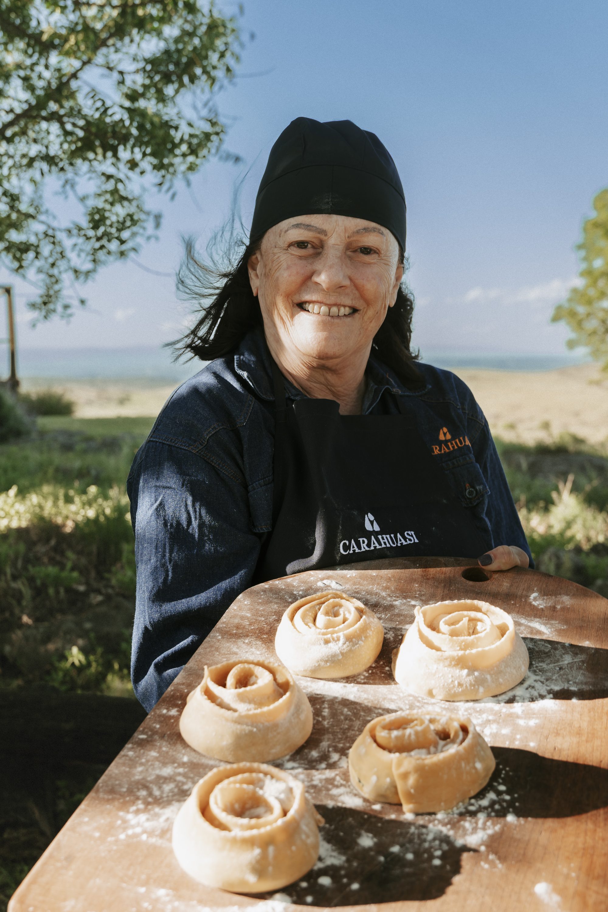 Luciana con una bandeja de rollos recién hechos