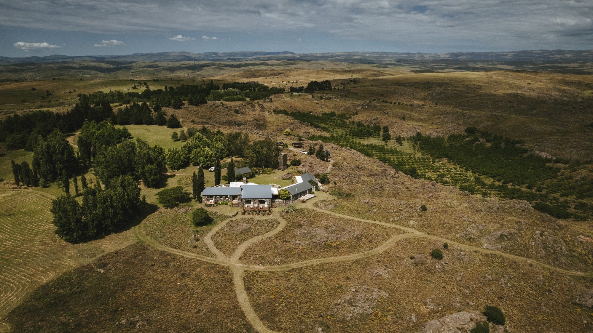 La casa y los caminos vistos desde el aire